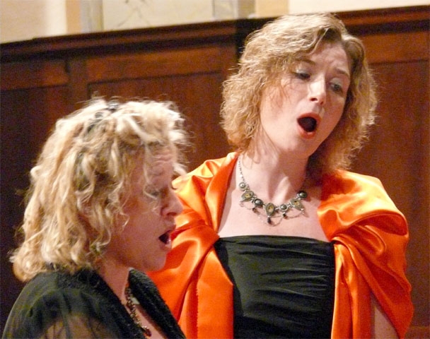 Valérie Rossi et Barbara Blivet (sopranos), dans le "duo des fleurs" Mallika et Lakmé (opéra Lakmé, Léo Delibes)