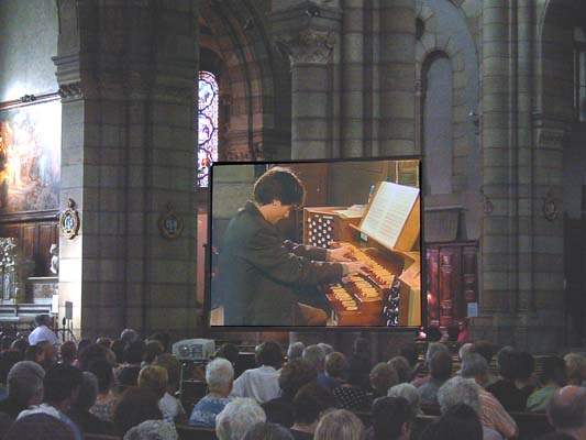 Retransmission vidéo sur grand écran (aux claviers, Serge Ollive)