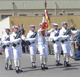 4e RC, l'étendard du régiment et sa garde d'honneur en tenue d'hiver des troupes de montagne