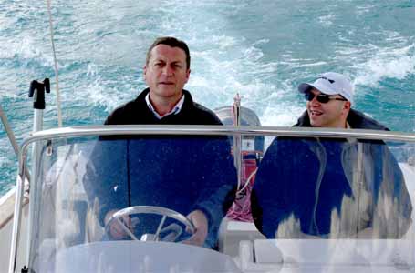 Le président et le secrétaire de l'association Anima Gap, sur le lac de Serre-Ponçon. Comme d'habitude, le trésorier prend la photo