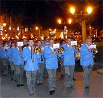 Gap, fête de la Saint Arnoux, retraite aux flambeaux en musique avec l'Orchestre d'harmonie